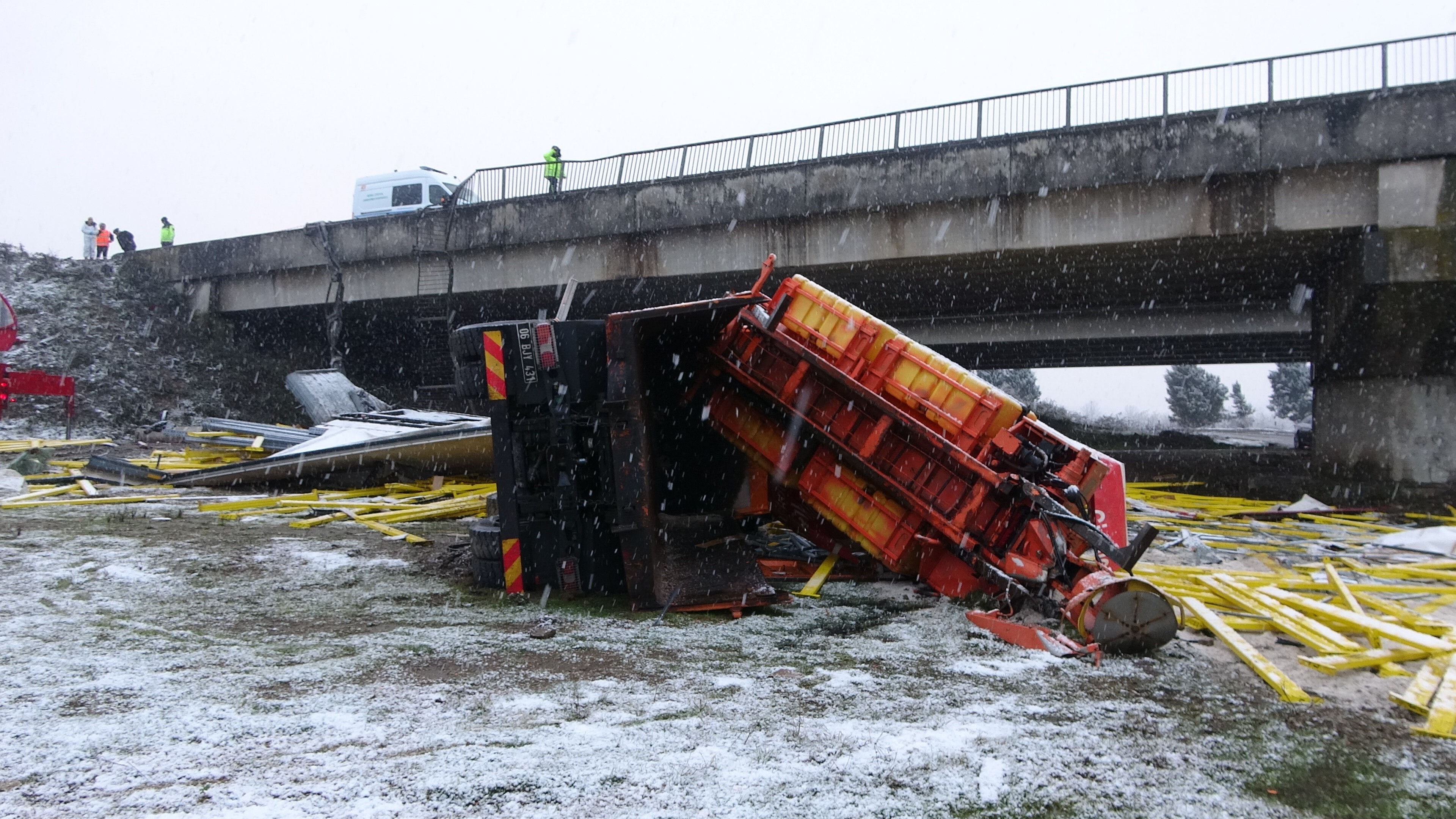 Anadolu Otoyolu'nda feci kaza: Köprüden uçarak can verdiler Anadolu Otoyolu'nda feci kaza: Köprüden uçarak can verdiler - 2. Resim