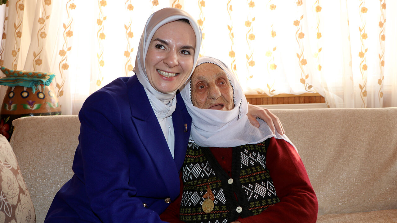 Bakan Göktaş'tan 113 yaşındaki Güllü nineye ziyaret Bakan Göktaş'tan 113 yaşındaki Güllü nineye ziyaret - 1. Resim