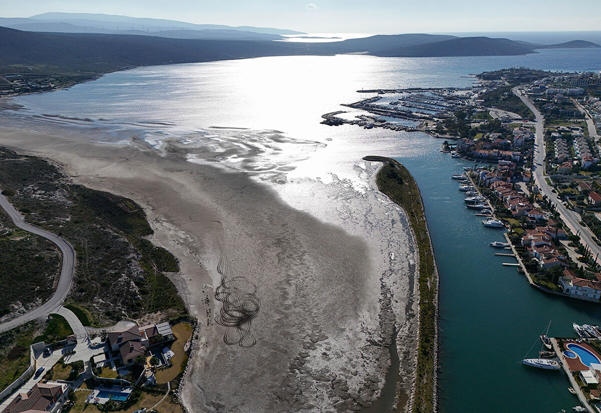 Ege Denizi'nde neler oluyor? Böyle bir şey yıllardır görülmedi... İzmir ve Aydın'da deniz 300 metre çekildi Ege Denizi'nde neler oluyor? Böyle bir şey yıllardır görülmedi... İzmir ve Aydın'da deniz 300 metre çekildi - 6. Resim