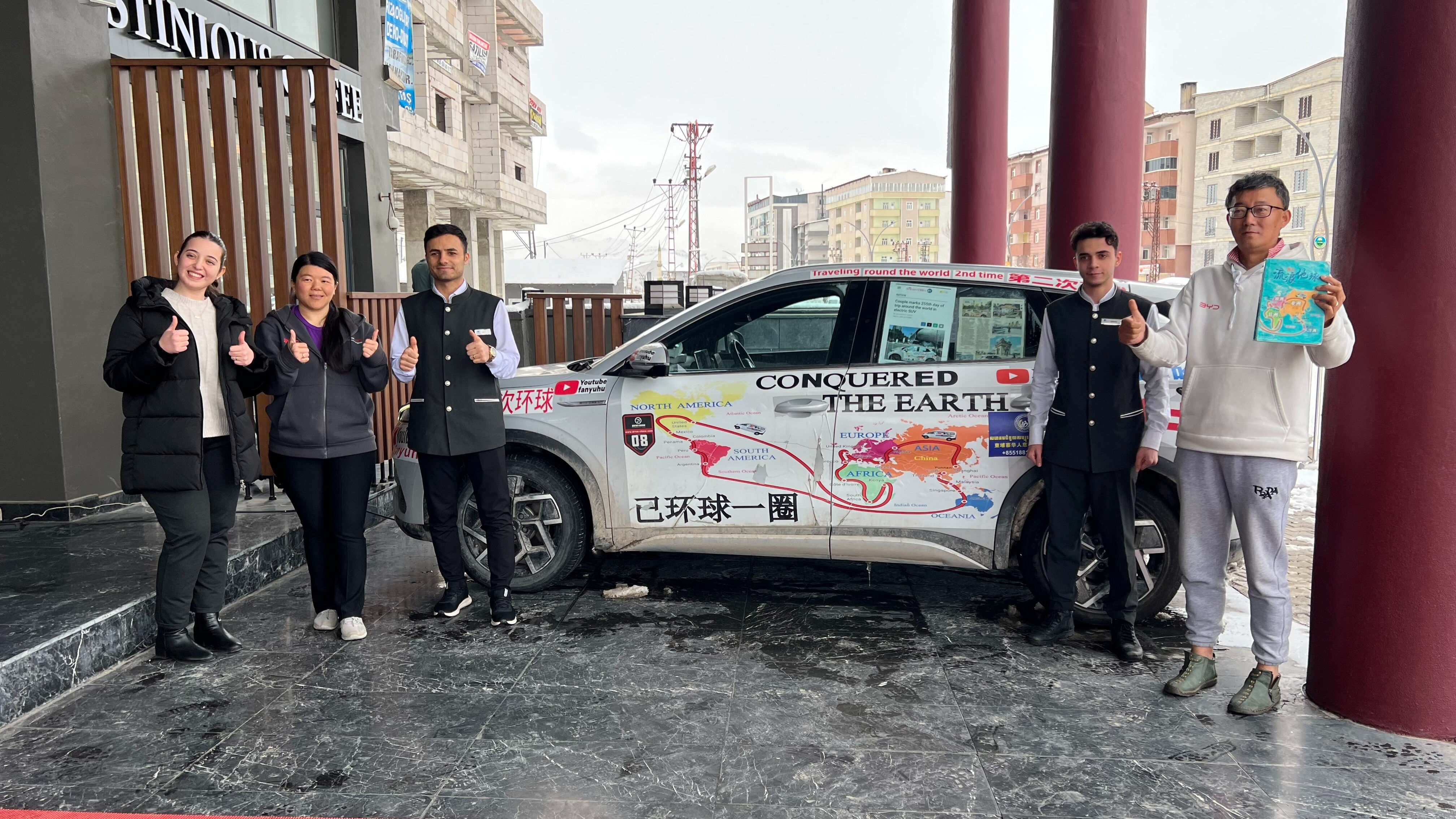 Elektrikli araçlarıyla 83 ülke gezen Çinli çift Hakkari'de ''Tek amacımız çevre bilincini teşvik etmek'' Elektrikli araçlarıyla 83 ülke gezen Çinli çift Hakkari'de ''Tek amacımız çevre bilincini teşvik etmek'' - 2. Resim