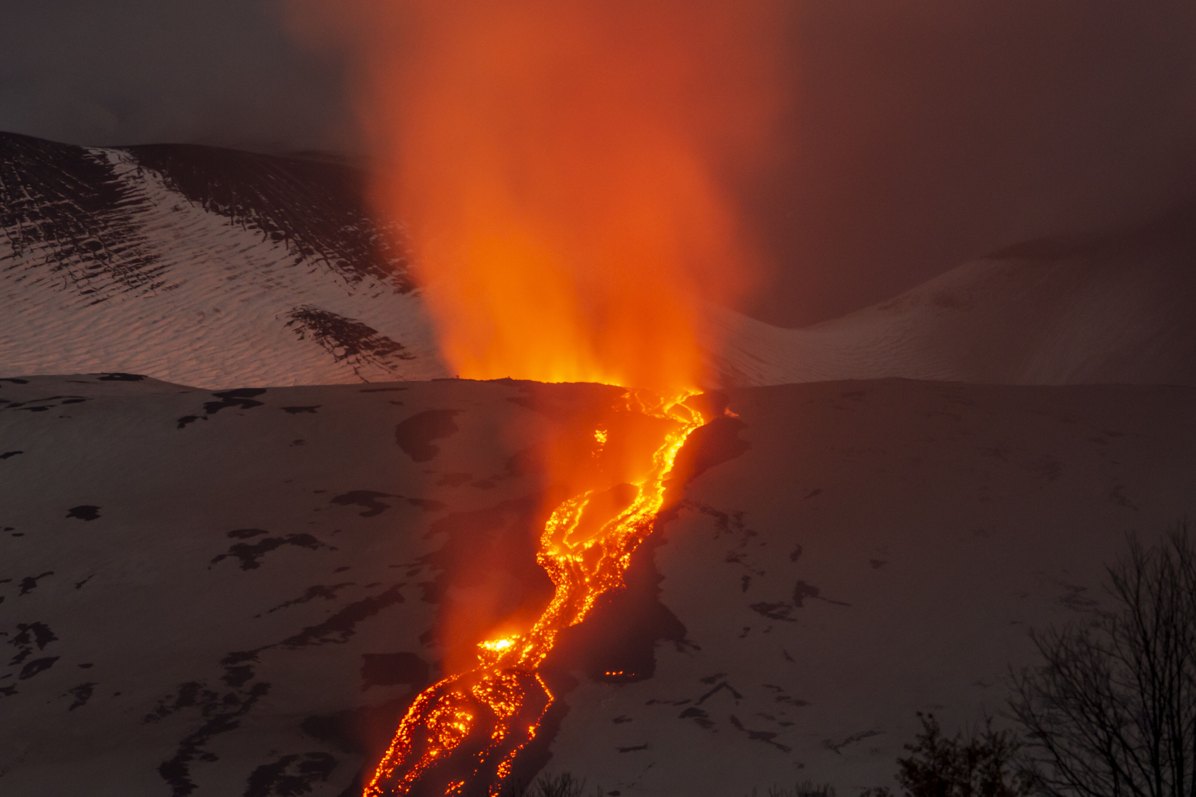 Etna Yanardağı'nda lav akışı günlerdir sürüyor! Yetkililer takipte - 2. Resim
