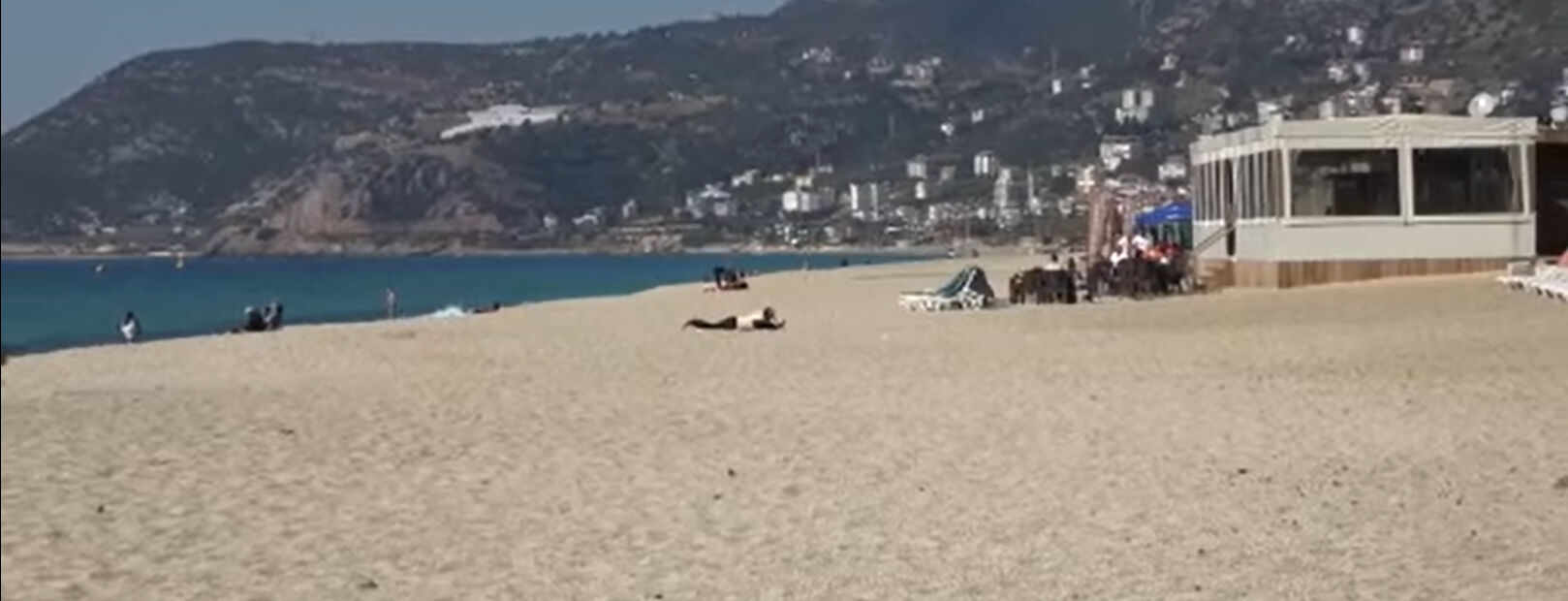 Görenleri hayrete düşürdü! Yurt genelinde kara kış yaşanırken Antalya'da denize girdiler - 1. Resim