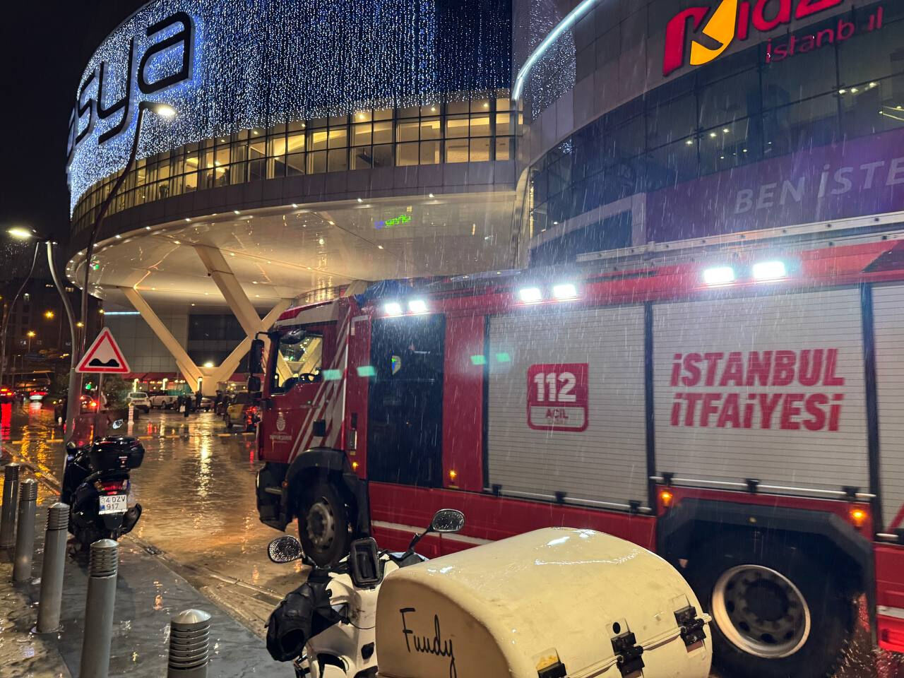 İstanbul'da Akasya AVM'de yangın çıktı - 1. Resim