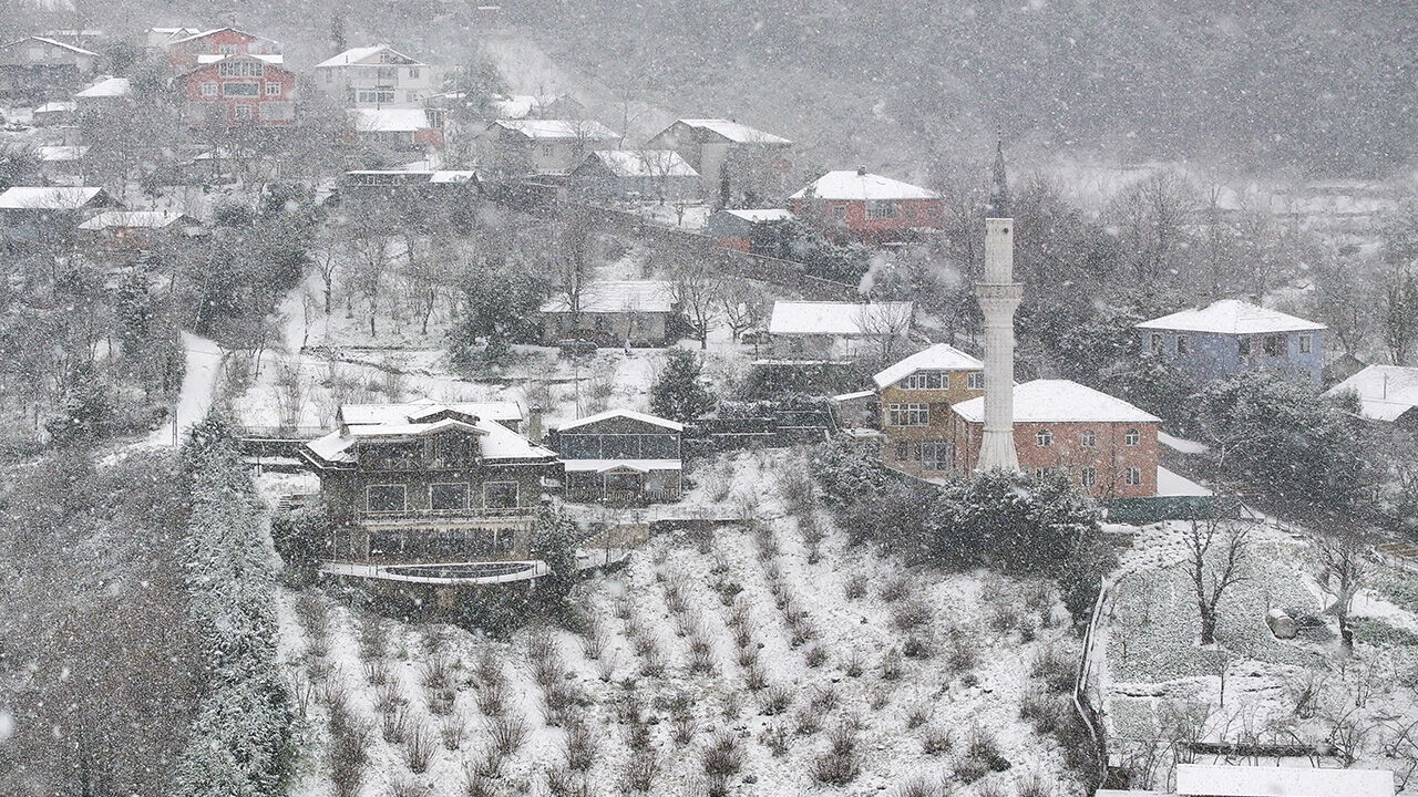 İstanbul'da eğitime kar engeli! 2 ilçede okullar tatil edildi - 1. Resim