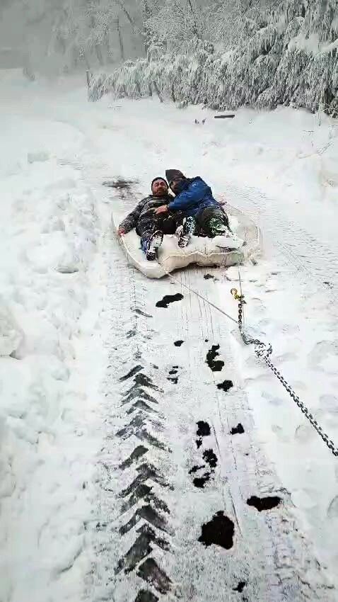 Kent beyaza büründü: Karın keyfini yatakla kayarak çıkardılar - 1. Resim