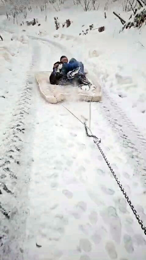 Kent beyaza büründü: Karın keyfini yatakla kayarak çıkardılar - 2. Resim
