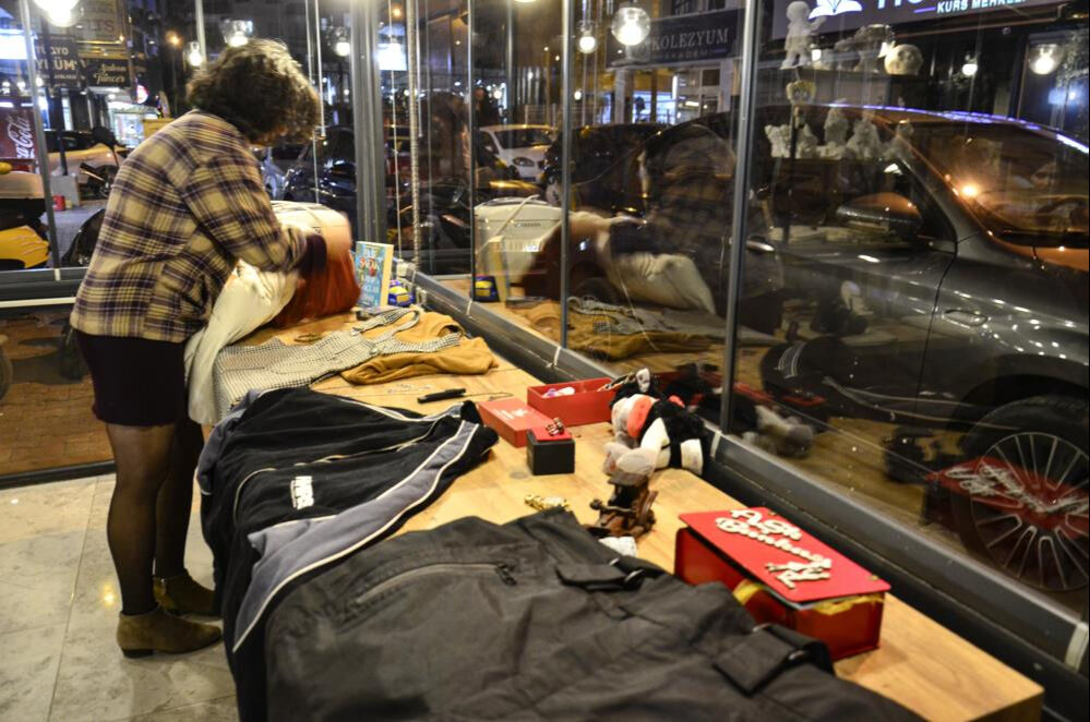 Kolye, ekmek yapma makinesi, kitap... Eski sevgililerden kalan hediyeler açık artırmada - 1. Resim