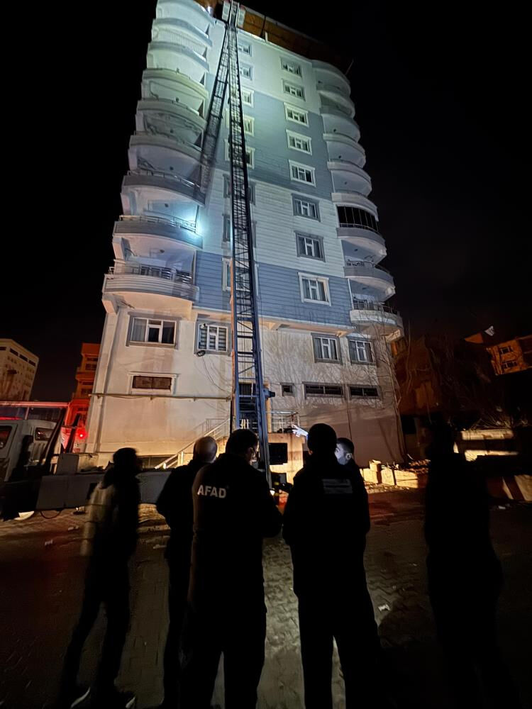 Siirt'te can pazarı! 10 katlı apartmanda yangın çıktı, 20 kişi hastanelik oldu Siirt'te can pazarı! 10 katlı apartmanda yangın çıktı, 20 kişi hastanelik oldu - 3. Resim