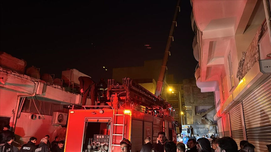Siirt'te can pazarı! 10 katlı apartmanda yangın çıktı, 20 kişi hastanelik oldu Siirt'te can pazarı! 10 katlı apartmanda yangın çıktı, 20 kişi hastanelik oldu - 1. Resim