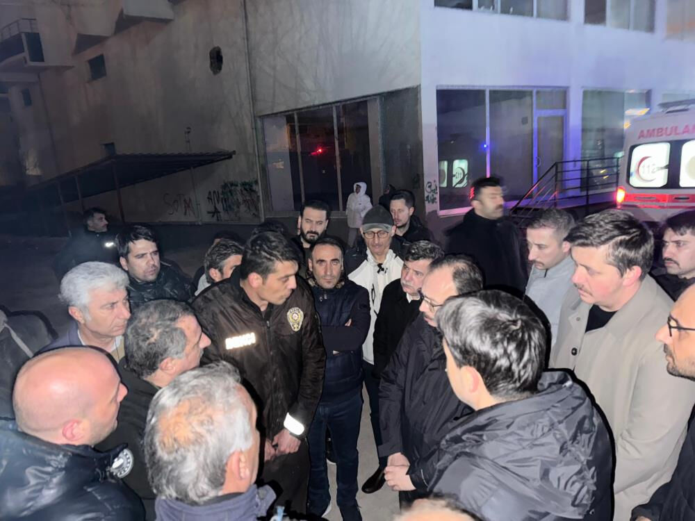 Siirt'te can pazarı! 10 katlı apartmanda yangın çıktı, 20 kişi hastanelik oldu Siirt'te can pazarı! 10 katlı apartmanda yangın çıktı, 20 kişi hastanelik oldu - 2. Resim