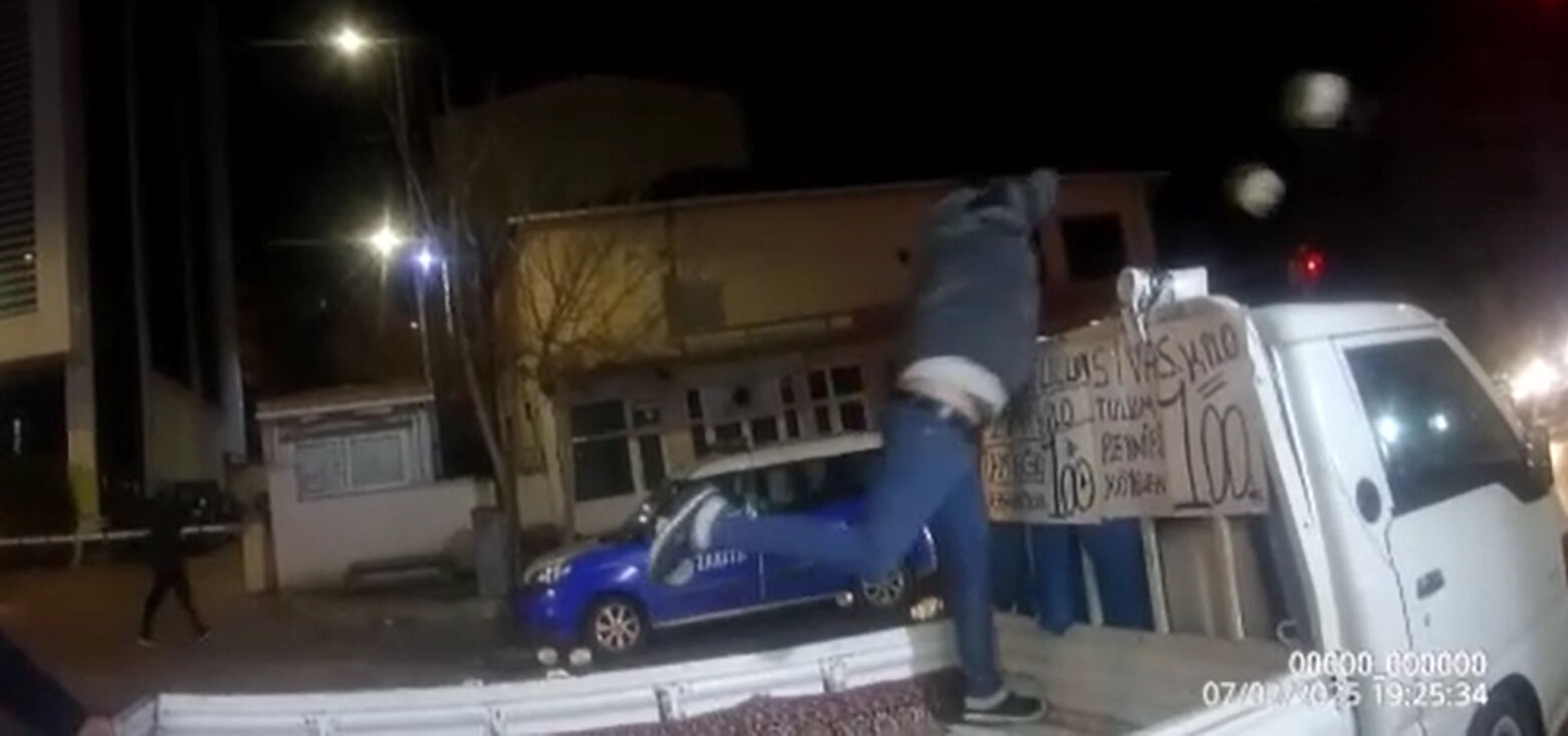 Tekirdağ'da kaçak peynir operasyonu! Çıkan arbedede peynirleri yola fırlattılar Tekirdağ'da kaçak peynir operasyonu! Çıkan arbedede peynirleri yola fırlattılar - 2. Resim