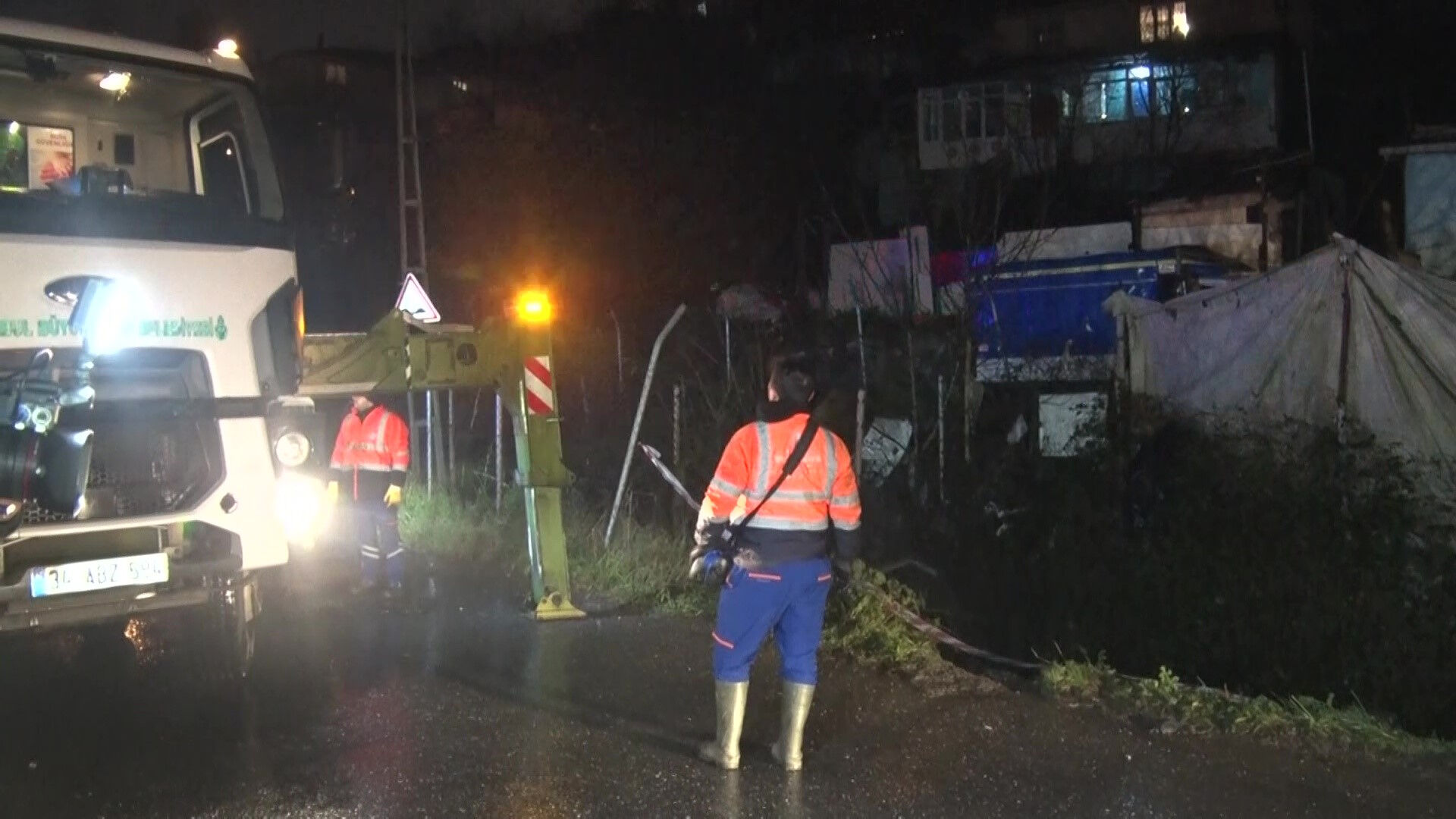Üsküdar belediyesine ait çöp kamyonu dereye uçtu Üsküdar belediyesine ait çöp kamyonu dereye uçtu - 1. Resim