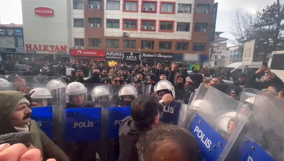 Van'da izinsiz yürüyüşte arbede! DEM Partili Mahmut Dindar polisin kalkanını kırdı - 1. Resim