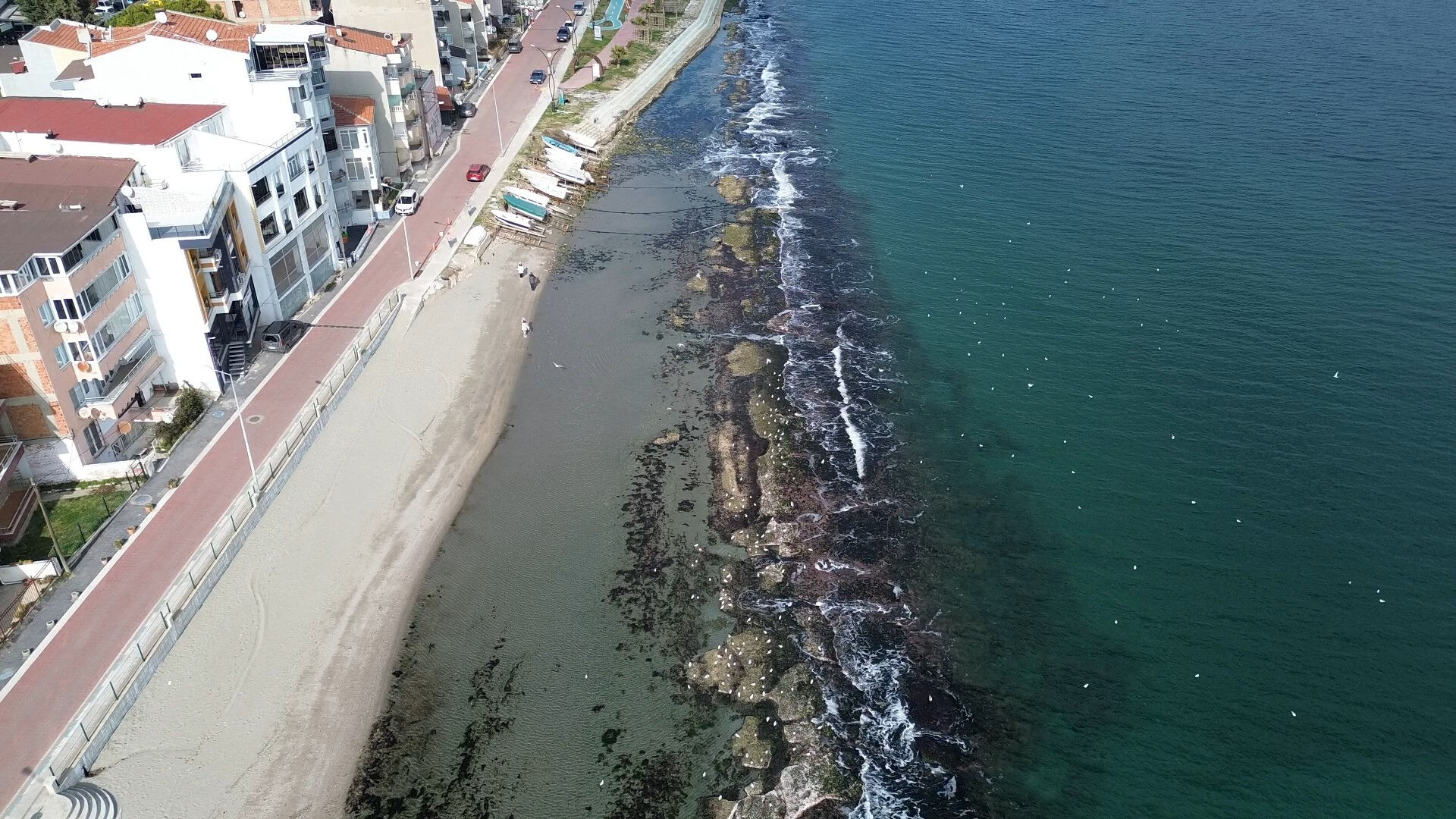 Vatandaş şaşkın... Sular çekildi, Marmara Denizi'ndeki  Vatandaş şaşkın... Sular çekildi, Marmara Denizi'ndeki