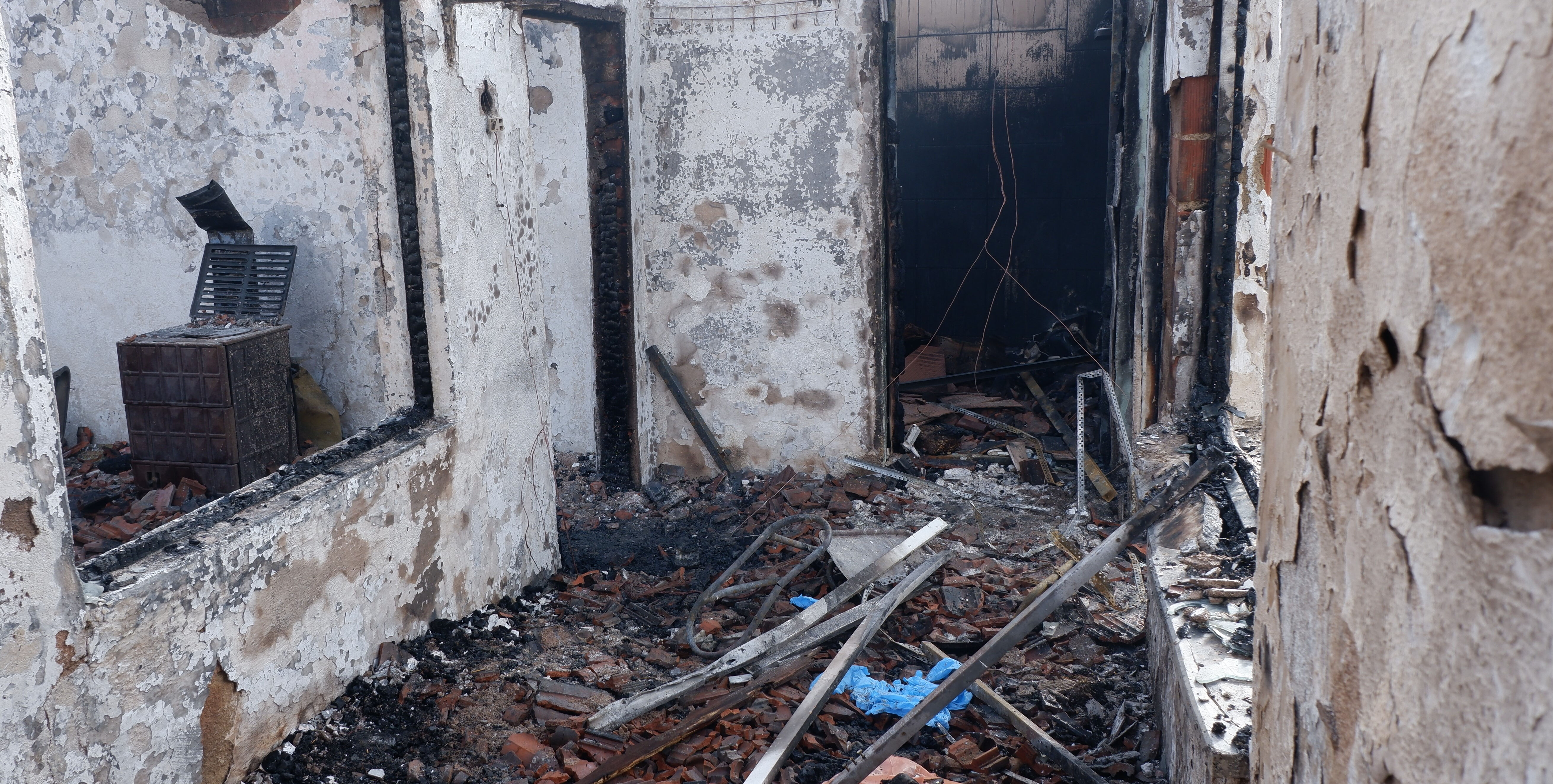 Yangına giden itfaiyeye  Yangına giden itfaiyeye