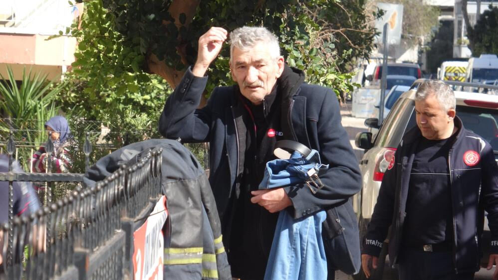 Yanına sadece pantolonunu alabildi! Evinin yanışını &ccedil;aresizce izledi - 1. Resim