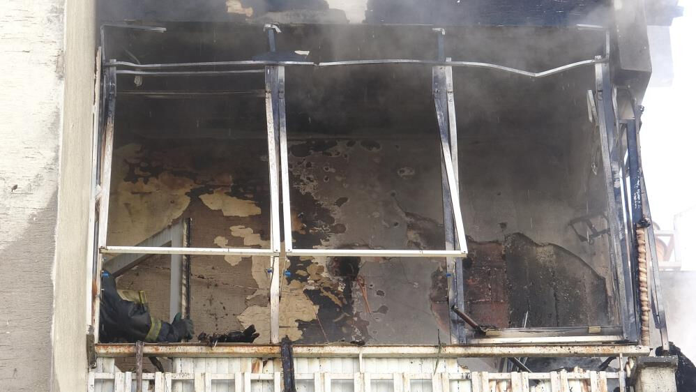 Yanına sadece pantolonunu alabildi! Evinin yanışını &ccedil;aresizce izledi - 2. Resim