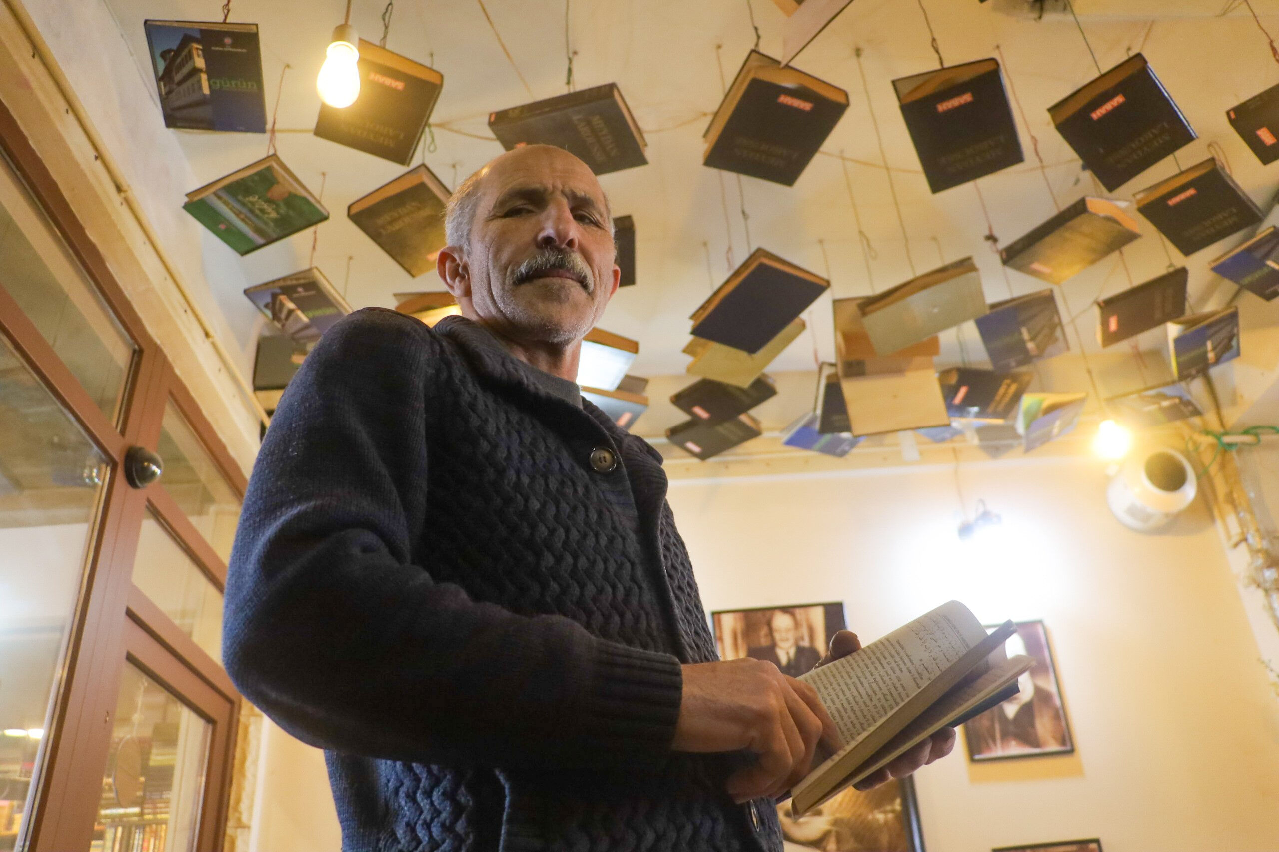 Yatırımı kitaba yaptı, mekanı şehrin uğrak noktası oldu! 30 bin eserle kafeyi kütüphaneye dönüştürdü - 1. Resim