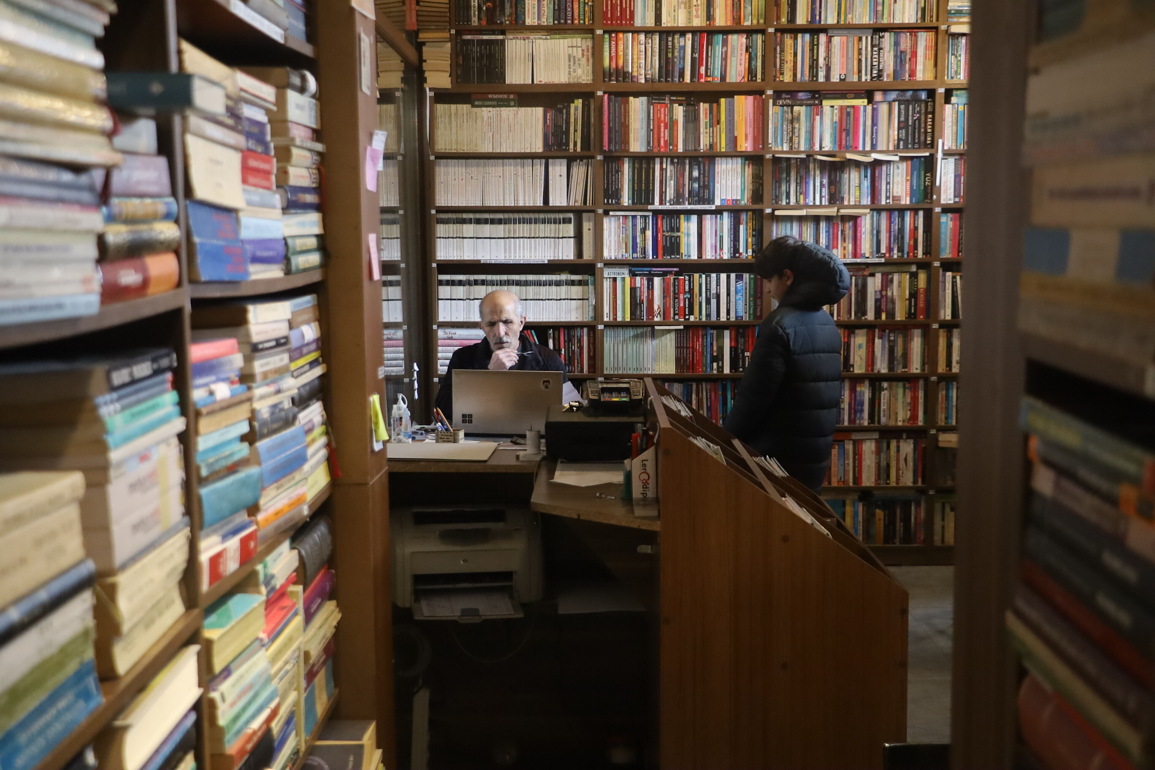 Yatırımı kitaba yaptı, mekanı şehrin uğrak noktası oldu! 30 bin eserle kafeyi kütüphaneye dönüştürdü - 2. Resim