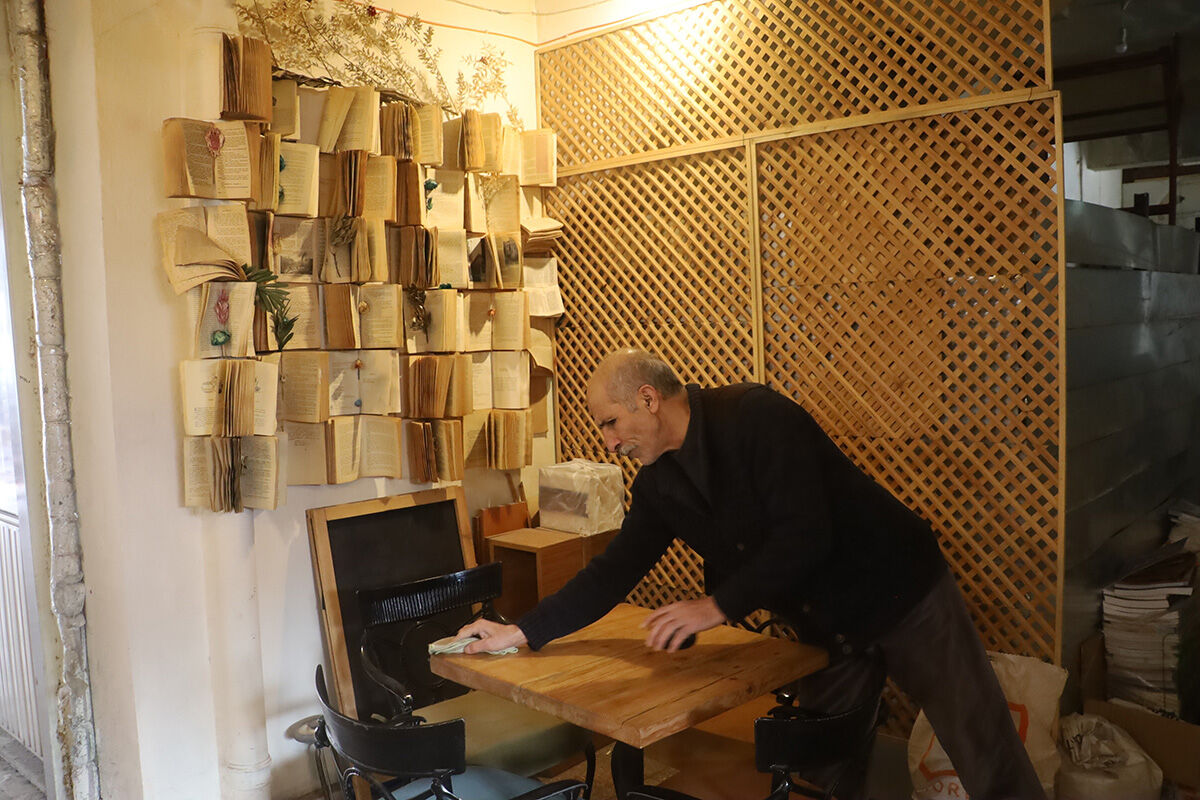 Yatırımı kitaba yaptı, mekanı şehrin uğrak noktası oldu! 30 bin eserle kafeyi kütüphaneye dönüştürdü - 3. Resim