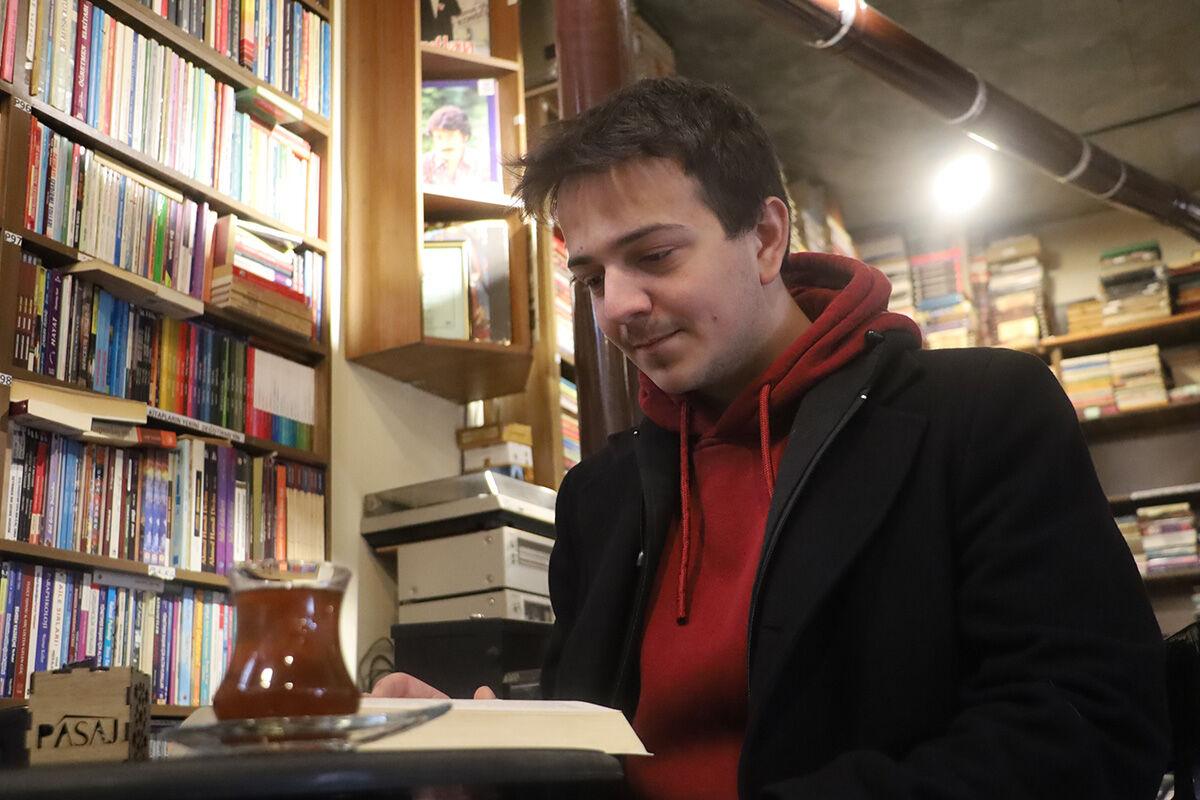 Yatırımı kitaba yaptı, mekanı şehrin uğrak noktası oldu! 30 bin eserle kafeyi kütüphaneye dönüştürdü - 4. Resim