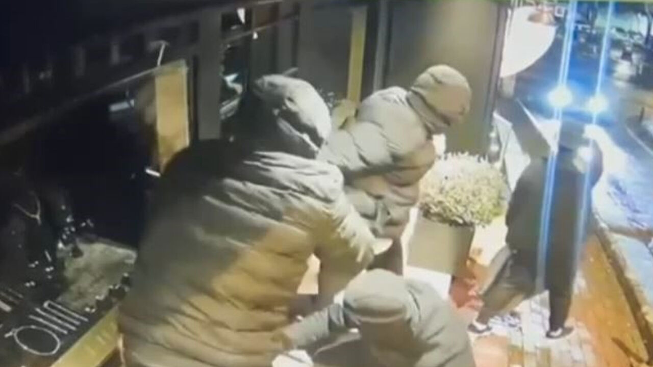 Yer Beşiktaş! 9 milyon liralık soygun kamerada Yer Beşiktaş! 9 milyon liralık soygun kamerada - 1. Resim