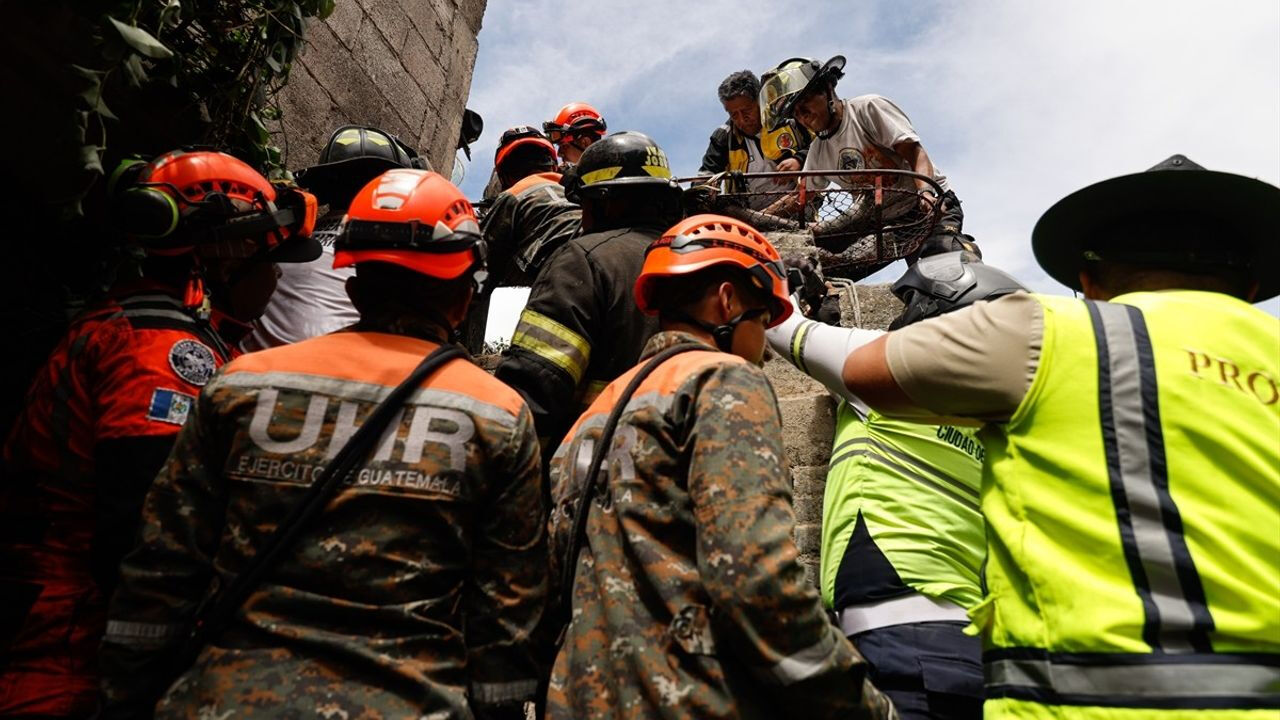 Yolcu otob&uuml;s&uuml; k&ouml;pr&uuml;den d&uuml;şt&uuml;, 51 kişi &ouml;ld&uuml;! &Uuml;lkede ulusal yas ilan edildi - 1. Resim