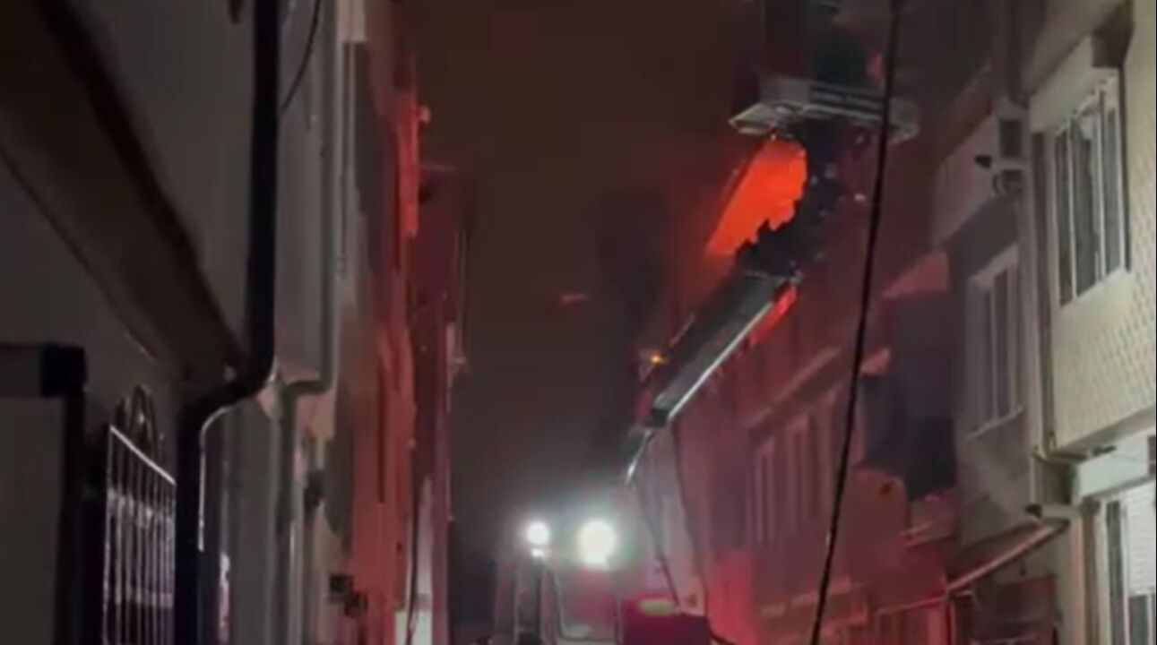 Bursa’da yangın paniği! Ekiplerin üzerine elektrik teli düştü - 1. Resim