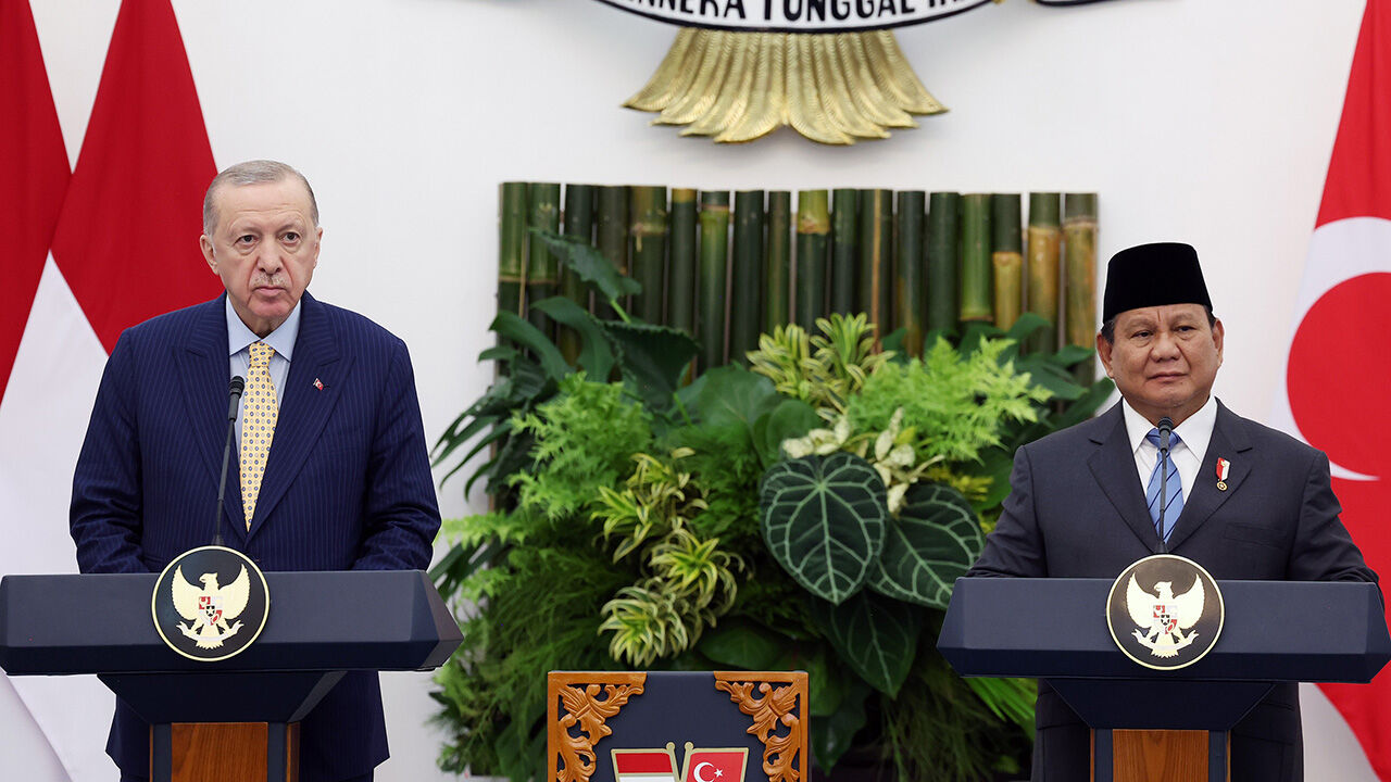 Cumhurbaşkanı Erdoğan, Endonezya'da: Hedefimiz 10 milyar dolar ticaret hacmi Cumhurbaşkanı Erdoğan, Endonezya'da: Hedefimiz 10 milyar dolar ticaret hacmi - 1. Resim