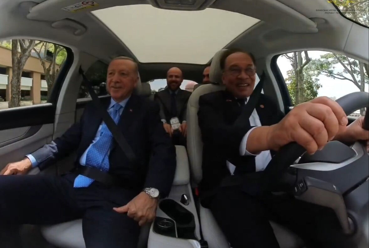 Cumhurbaşkanı Erdoğan ve Malezya Başbakanı Togg'a bindi! Ortaya gülümseten anlar çıktı - 1. Resim