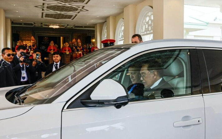 Cumhurbaşkanı Erdoğan ve Malezya Başbakanı Togg'a bindi! Ortaya gülümseten anlar çıktı - 2. Resim