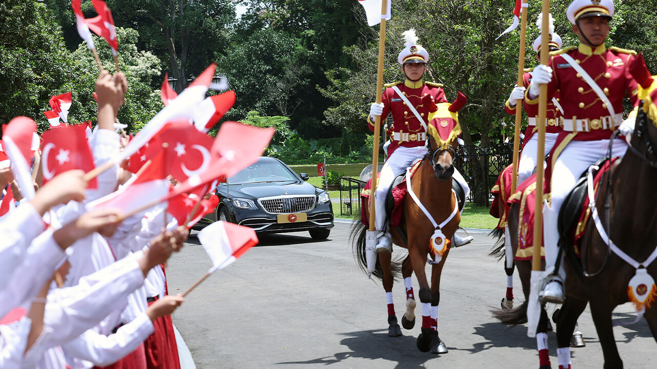 Erdoğan'a Endonezya'da görkemli karşılama! Top atışı yapıldı Erdoğan'a Endonezya'da görkemli karşılama! Top atışı yapıldı - 3. Resim