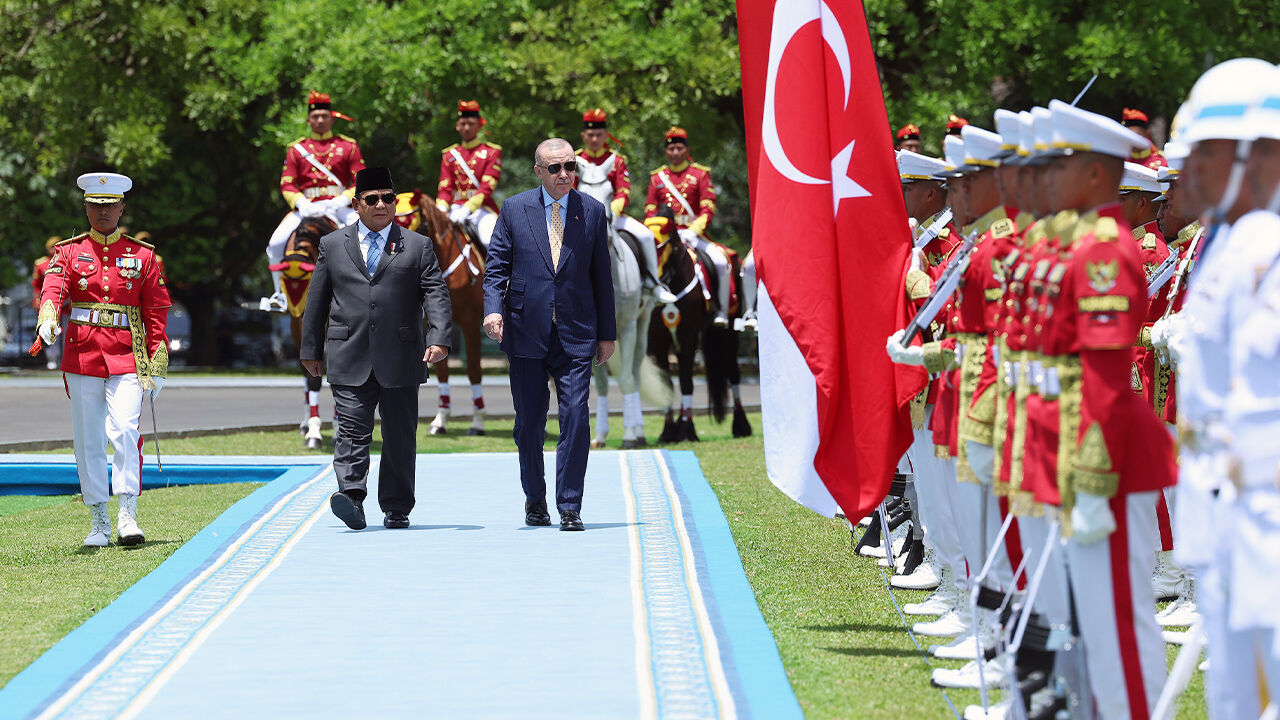 Erdoğan'a Endonezya'da görkemli karşılama! Top atışı yapıldı Erdoğan'a Endonezya'da görkemli karşılama! Top atışı yapıldı - 2. Resim