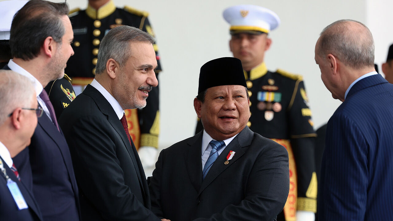 Erdoğan'a Endonezya'da görkemli karşılama! Top atışı yapıldı Erdoğan'a Endonezya'da görkemli karşılama! Top atışı yapıldı - 1. Resim