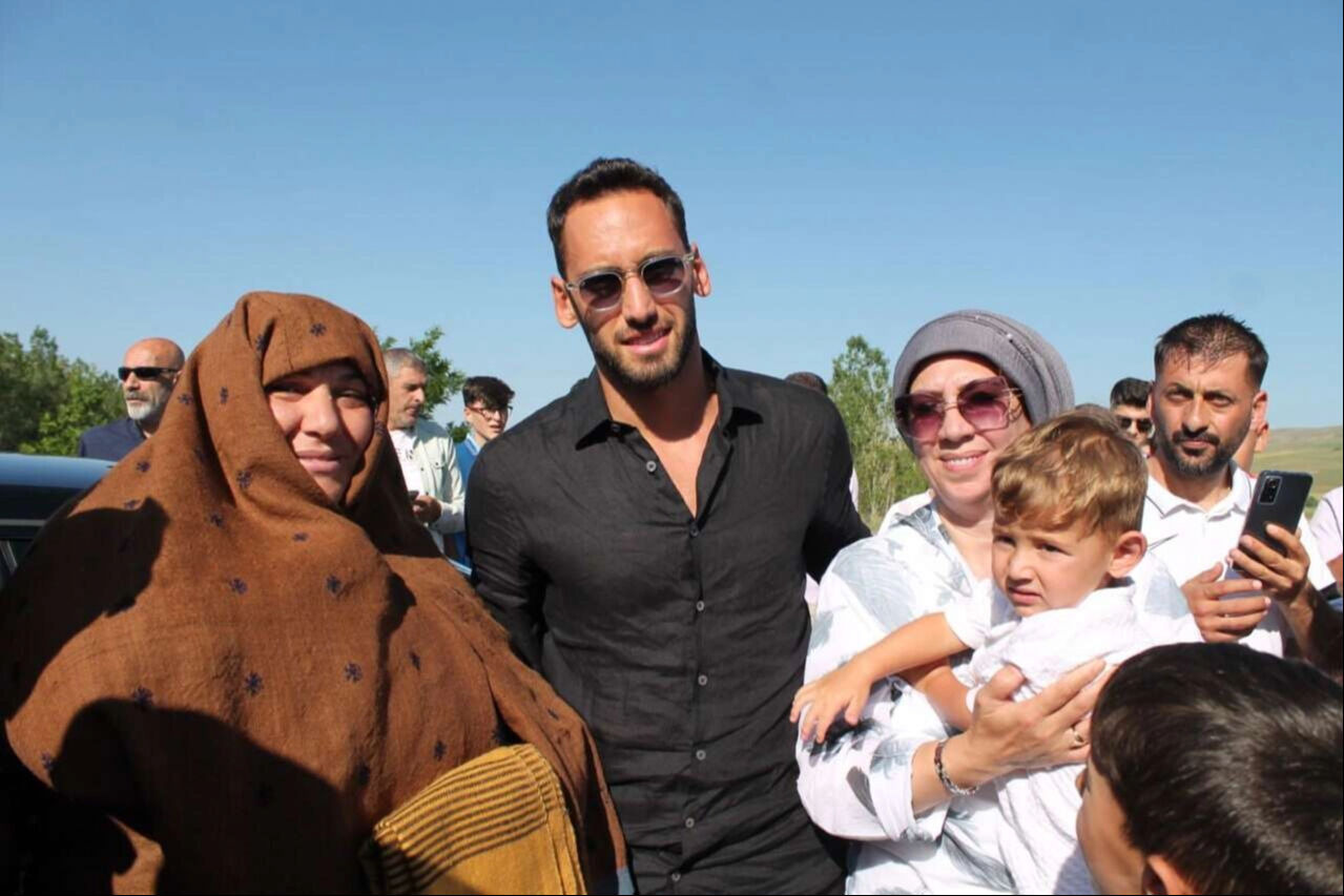 Hakan Çalhanoğlu kimdir? Kısaca hayatı, kariyeri ve merak edilen tüm soruların cevapları Hakan Çalhanoğlu'nun kısaca hayatı, kariyeri ve merak edilen tüm soruların cevapları - 2. Resim