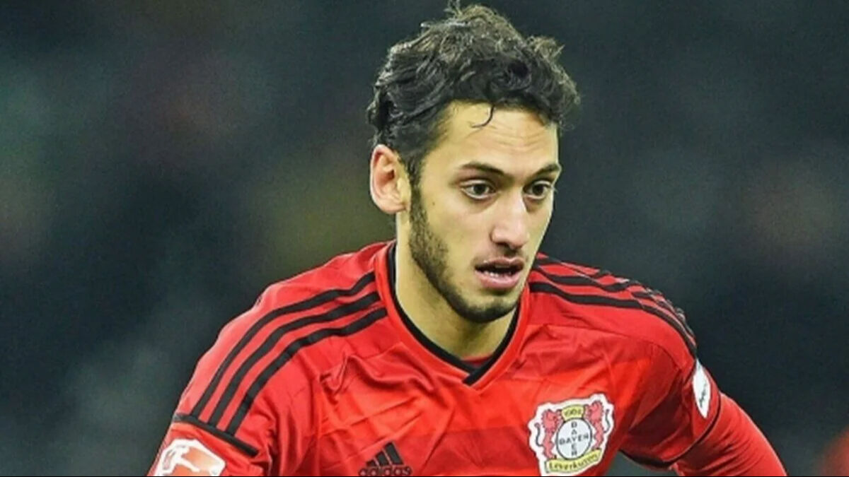 Hakan Çalhanoğlu kimdir? Kısaca hayatı, kariyeri ve merak edilen tüm soruların cevapları Hakan Çalhanoğlu'nun kısaca hayatı, kariyeri ve merak edilen tüm soruların cevapları - 1. Resim
