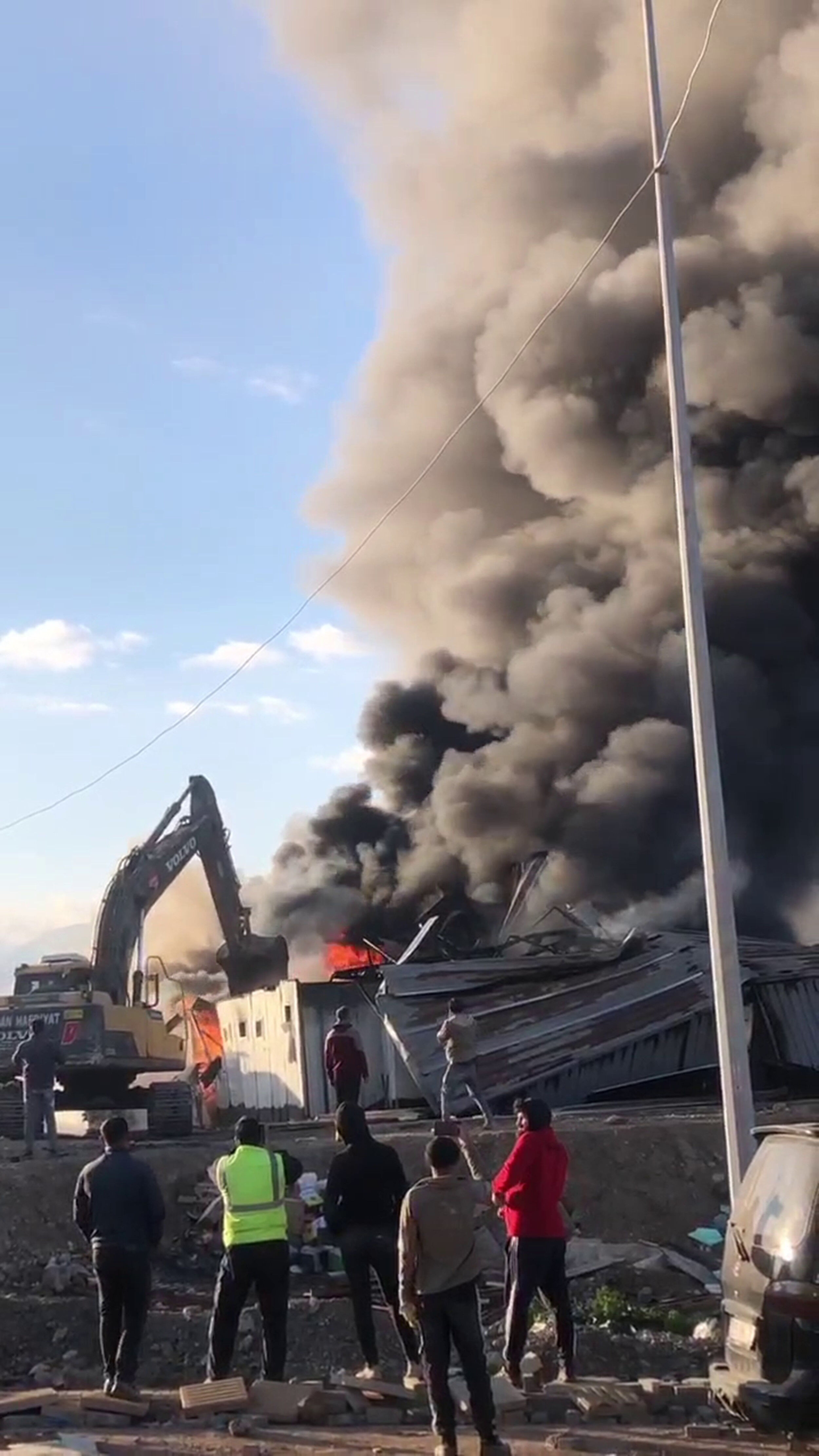 Hatay’da korkutan yangın! Konteyner yatakhane cayır cayır yandı - 1. Resim