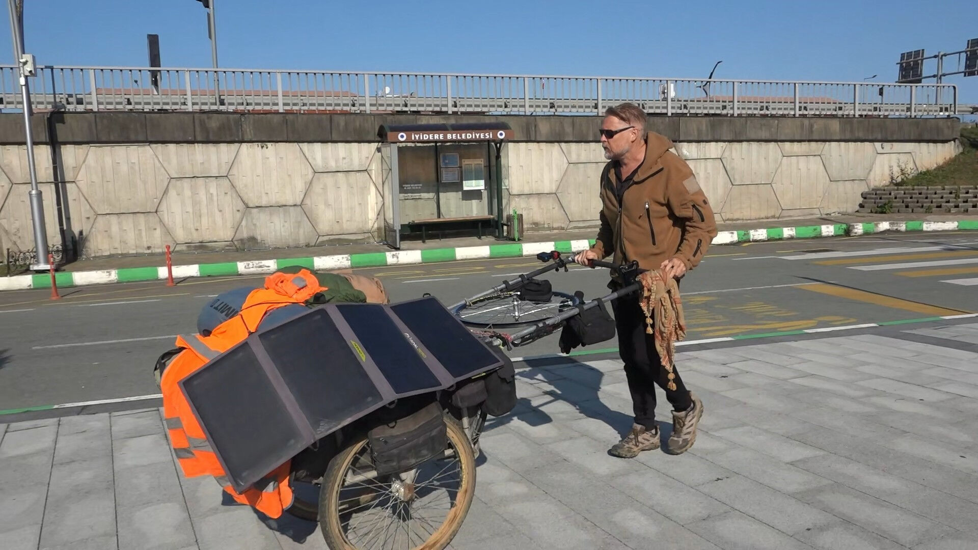 Hazar Denizi'ni yüzerek geçti, Türkiye'de yavaşladı... 26 yıldır dünyayı yürüyen İngiliz Seyyah Karl Bushby - 1. Resim