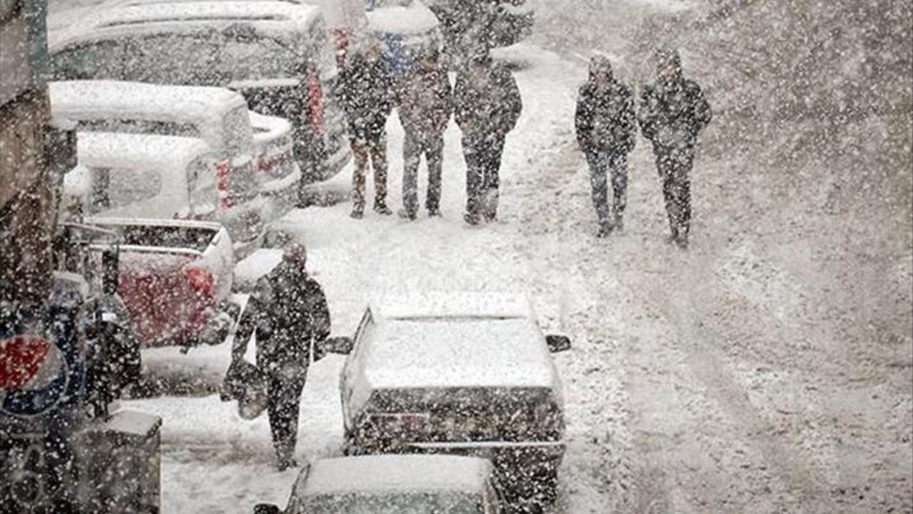 Kar İstanbul&#039;u terk ediyor! AKOM&#039;dan buzlanma ve don uyarısı