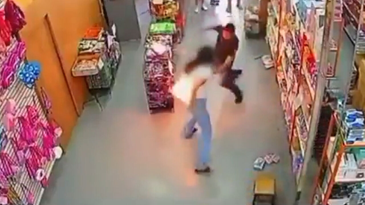 Markette alışveriş yapan kadının arka cebindeki telefon patladı! Markete alışveriş yapan kadının arka cebindeki telefon patladı! - 1. Resim