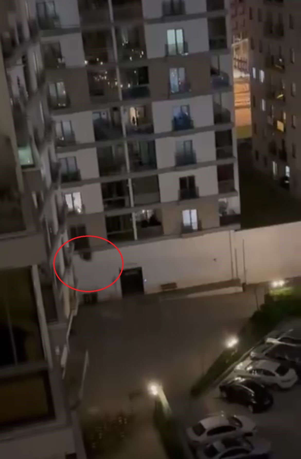 Sinir krizi geçiren kadın ortalığı birbirine kattı! Eşyaları camdan aşağı attı: O anlar kamerada - 1. Resim