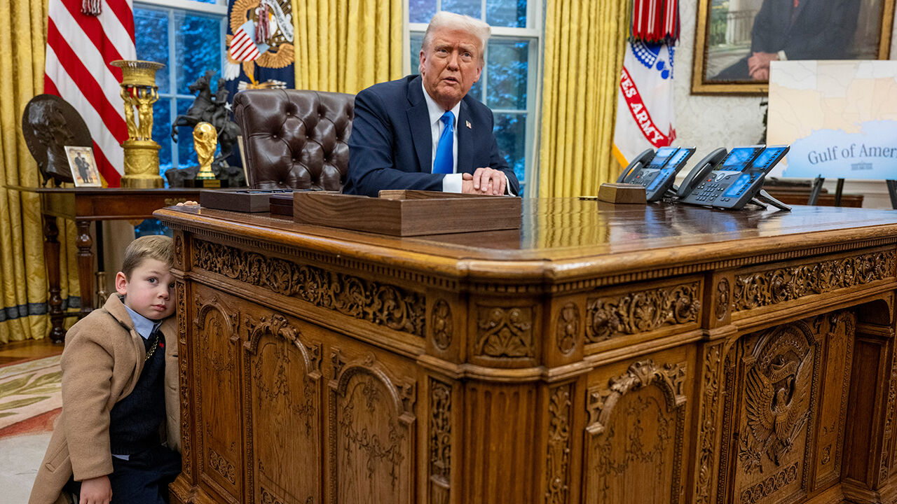 Toplantıya damga vuran an! Elon Musk'ın oğlu rahat durmadı - 1. Resim