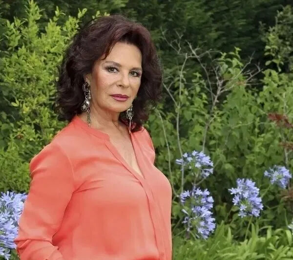 Usta oyuncu Hülya Koçyiğit İngiltere'de ölümden döndü! Apar topar hastaneye kaldırıldı Usta oyuncu Hülya Koçyiğit İngiltere'de ölümden döndü! Apar topar hastaneye kaldırıldı - 3. Resim