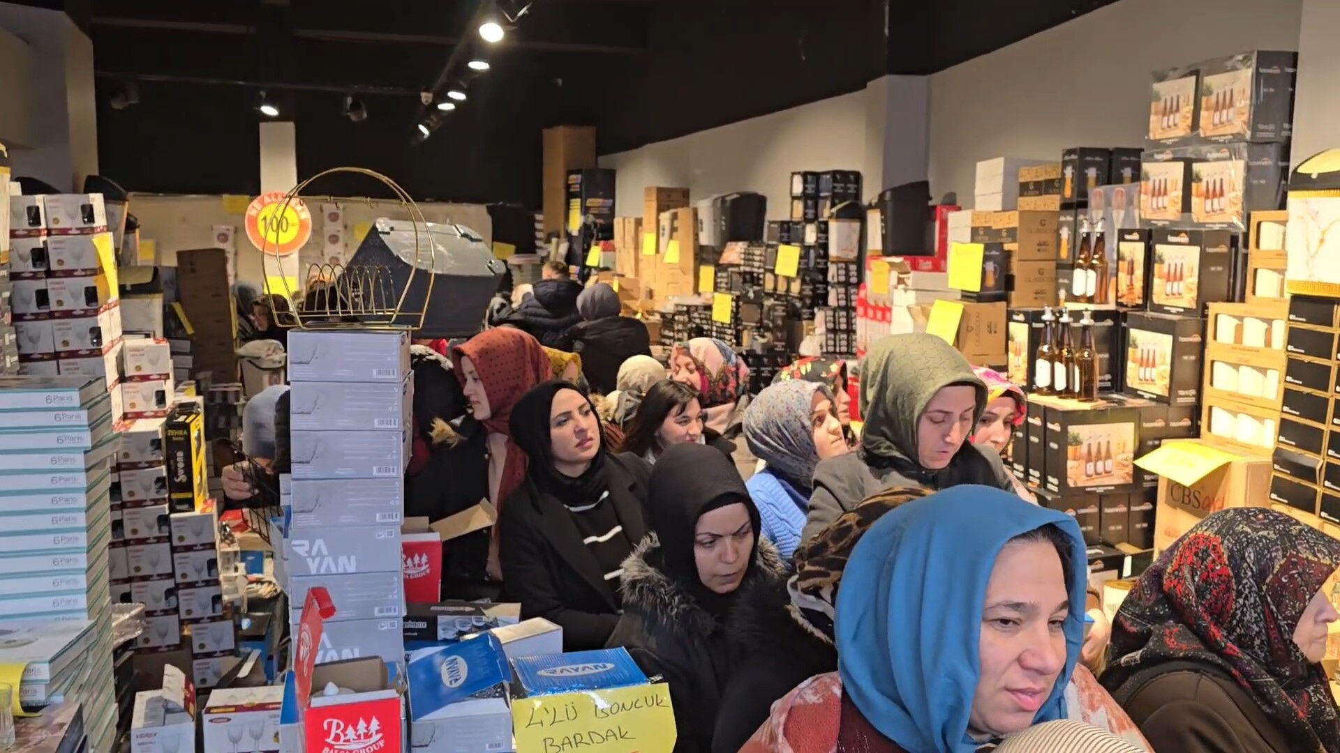 100 lira kampanyası için birbirlerini ezdiler! Ürünlerin yarısını kırdılar 100 lira kampanyası için birbirlerini ezdiler! Ürünlerin yarısını kırdılar - 2. Resim