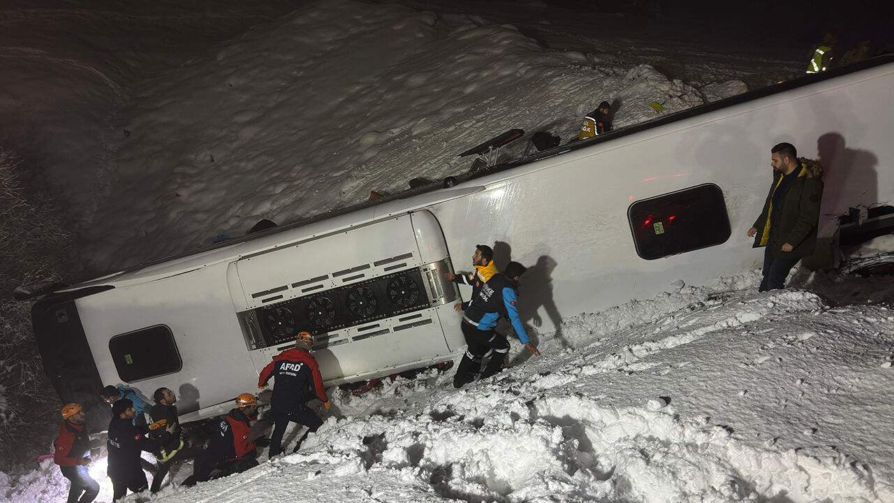 Bingöl'de yolcu otobüsü devrildi! Ekipler olay yerine sevk ediliyor - 1. Resim