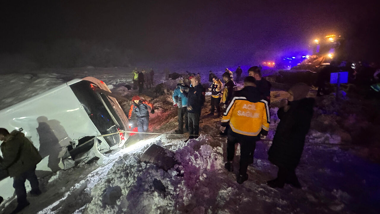Bingöl'de yolcu otobüsü devrildi! Ekipler olay yerine sevk ediliyor - 1. Resim
