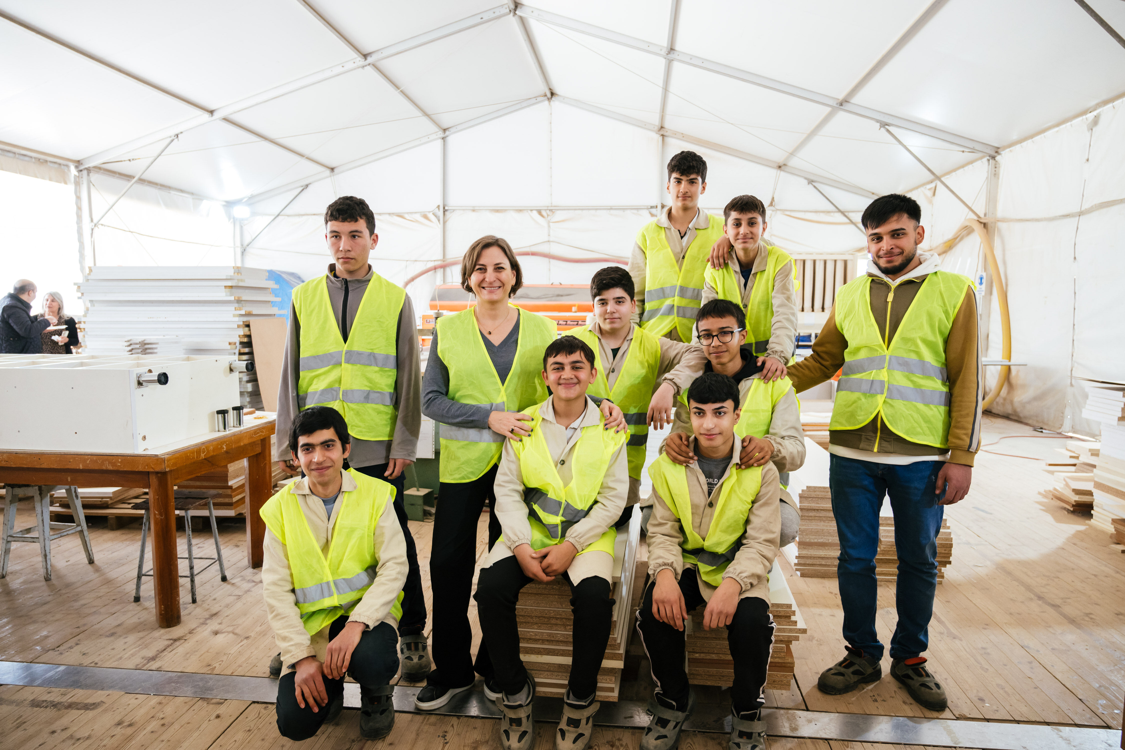 Eski ofis mobilyaları beceriye dönüşüyor! Akbank’ın projesiyle Hataylı öğrenciler farkındalık ve deneyim kazanıyor  - 1. Resim