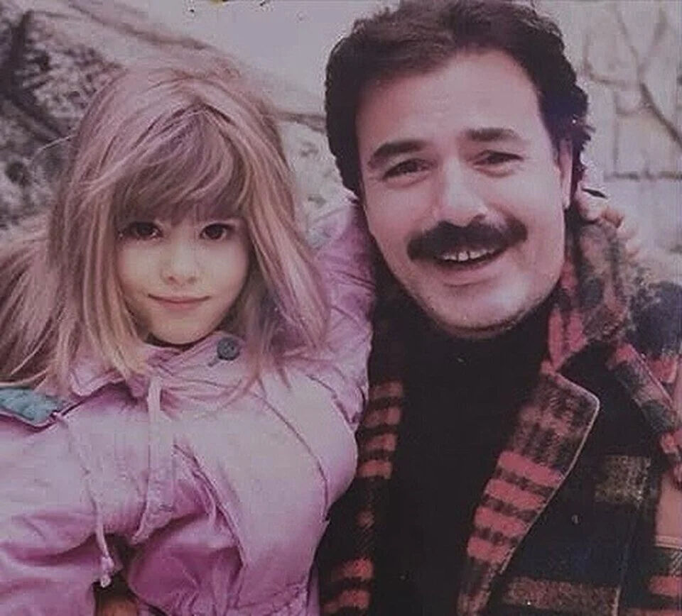 Ferdi Tayfur'un mevlidinde izdiham! Tuğçe Tayfur baygınlık geçirdi! Yeğeninin miras sorusuna verdiği tepki olay oldu - 2. Resim