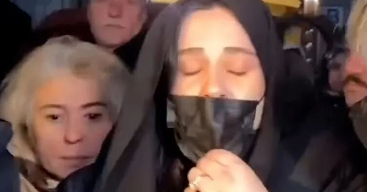 Ferdi Tayfur'un mevlidinde izdiham! Tuğçe Tayfur baygınlık geçirdi! Yeğeninin miras sorusuna verdiği tepki olay oldu - 4. Resim