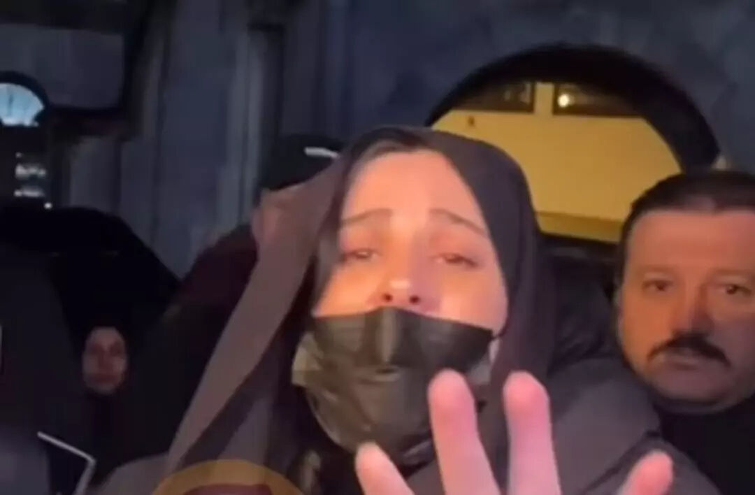 Ferdi Tayfur'un mevlidinde izdiham! Tuğçe Tayfur baygınlık geçirdi! Yeğeninin miras sorusuna verdiği tepki olay oldu - 5. Resim